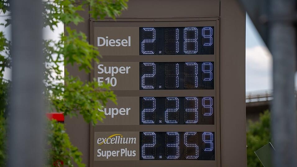 Je nach Tankstelle variieren die Spritpreise. (Archivbild)