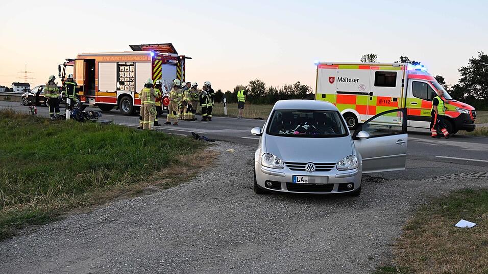 Bei dem Unfall auf der B 299 sind ein Motorradfahrer und eine Autofahrerin verletzt worden.