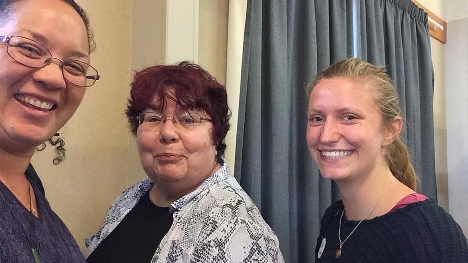 Eine Lehrerin von Elisas Schule (links), Pam Hook (Mitte) und Elisa Merkl (rechts) am Tag der Fortbildung.