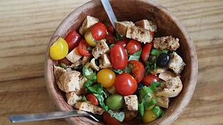 Der perfekte Salat für heiße Sommertage