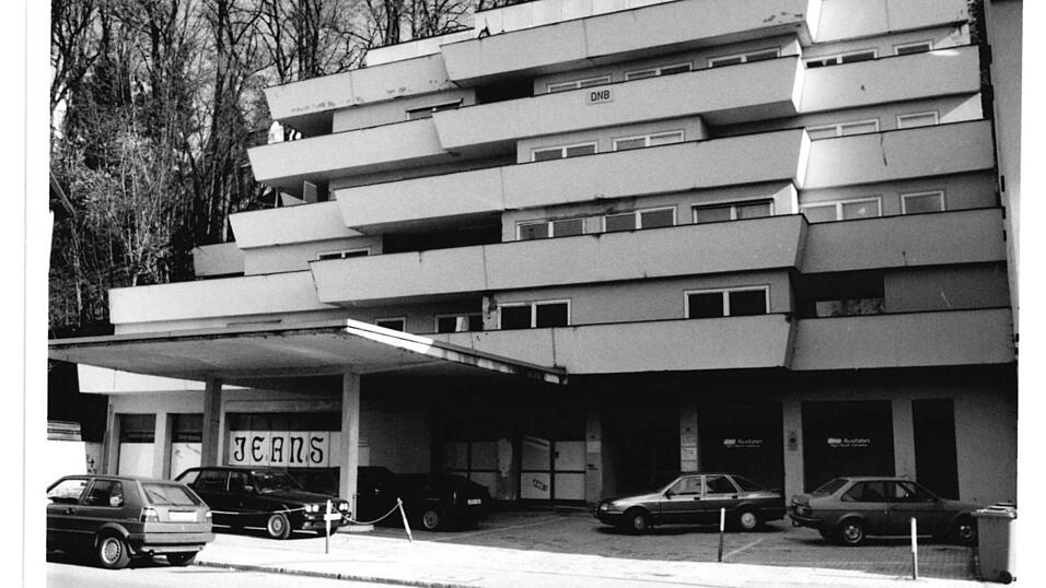 Die Terrassenwohnanlage an der Inneren Münchner Straße 15 wurde für die Unterfahrung beim Bau des Hofbergtunnels abgerissen. Die Terrassenwohnanlage an der Inneren Münchner Straße 15 wurde für die Unterfahrung beim Bau des Hofbergtunnels abgerissen.