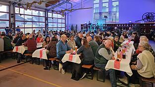 Volle Halle beim Helferfest der Feuerwehr Wallersdorf.&nbsp;
