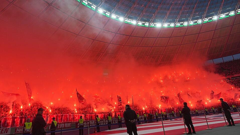 Der FC Bayern und der VfB Stuttgart müssen für das Fehlverhalten ihrer Fans nun etwas weniger zahlen. (Archivbild) Der FC Bayern und der VfB Stuttgart müssen für das Fehlverhalten ihrer Fans nun etwas weniger zahlen. (Archivbild)