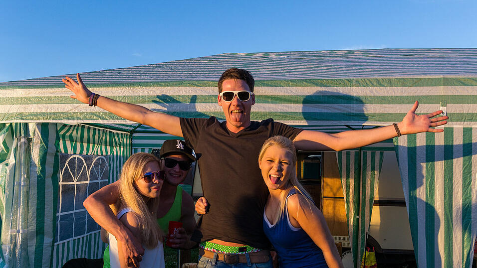 Ein Streifzug durch das Campinggelände: Trotz heißer Temperaturen sind die Festivalbesucher bestens gelaunt. (Foto: Susanne Raith) Ein Streifzug durch das Campinggelände: Trotz heißer Temperaturen sind die Festivalbesucher bestens gelaunt. (Foto: Susanne Raith)