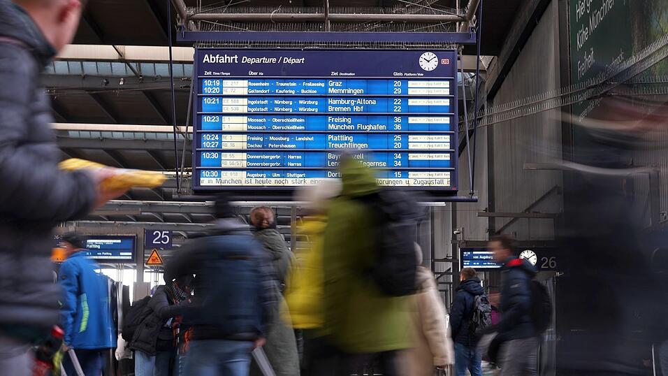 Bahnfahrten bleiben bis auf weiteres häufig eine stressige Angelegenheit. (Archivbild) Bahnfahrten bleiben bis auf weiteres häufig eine stressige Angelegenheit. (Archivbild)