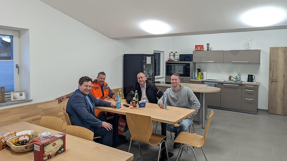Im Aufenthaltsraum mit Küche: Bürgermeister Andreas Eckl (v.l.), inoffizieller „Baustellenkoordinator“ und dritter Kommandant Stefan Pritzl, erster Kommandant Thomas Santl und Vorsitzender Martin Heiland überlegen am Stammtisch, welches die größten Vorteile des neuen Feuerwehrheims sind. Im Aufenthaltsraum mit Küche: Bürgermeister Andreas Eckl (v.l.), inoffizieller „Baustellenkoordinator“ und dritter Kommandant Stefan Pritzl, erster Kommandant Thomas Santl und Vorsitzender Martin Heiland überlegen am Stammtisch, welches die größten Vorteile des neuen Feuerwehrheims sind.