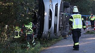 Zahlreiche Einsatzkräfte kümmerten sich nach dem Unfall um die Verletzten. Zahlreiche Einsatzkräfte kümmerten sich nach dem Unfall um die Verletzten.
