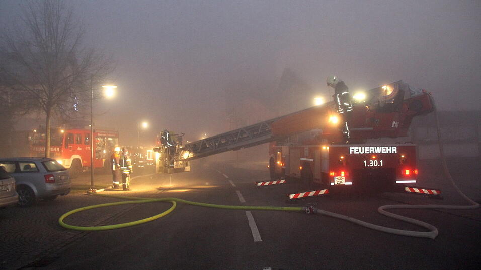 Die Kultdisko Penker in Ascha ist am frühen Mittwochmorgen in Flammen aufgegangen. Die Kultdisko Penker in Ascha ist am frühen Mittwochmorgen in Flammen aufgegangen.