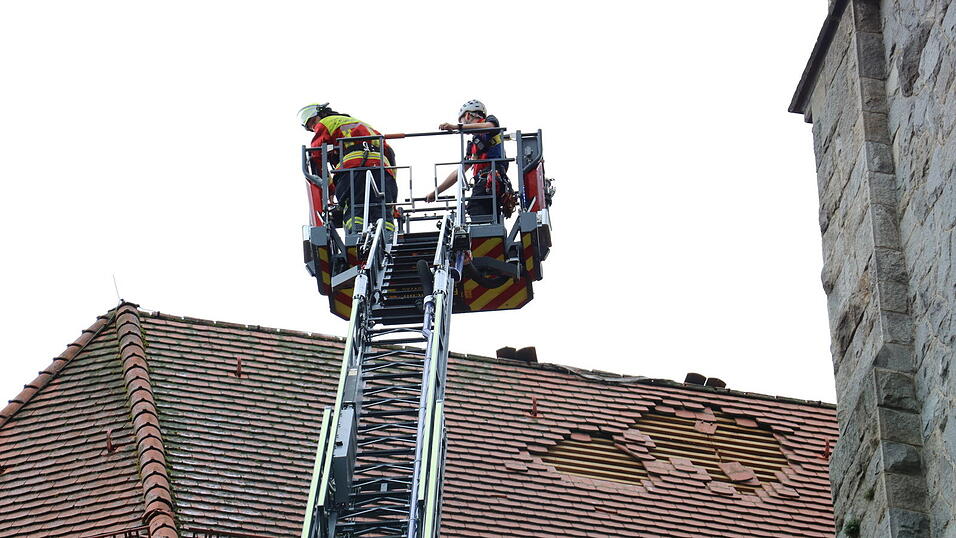 Die Viechtacher Feuerwehr ist mit der Drehleiter im Einsatz. Unterstützung bekommt sie von der Bergwacht. Die Viechtacher Feuerwehr ist mit der Drehleiter im Einsatz. Unterstützung bekommt sie von der Bergwacht.
