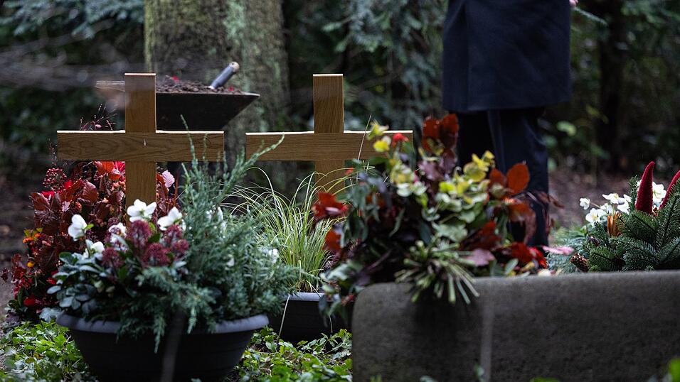 Die Aufkleber mit QR-Codes waren laut Polizei an rund 1000 Gräbern in München aufgetaucht. (Symbolbild)