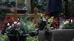 Die Aufkleber mit QR-Codes waren laut Polizei an rund 1000 Gräbern in München aufgetaucht. (Symbolbild)