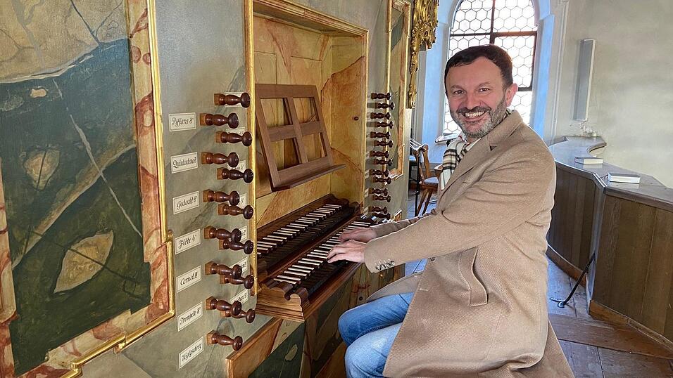 Von wegen Markus Hofmann kann nur Schlager: Bereits als Jugendlicher lernte er, die Orgel zu spielen. Seitdem sitzt er regelm&auml;&szlig;ig in seiner Freizeit an der Kirchenorgel und singt au&szlig;erdem im Kirchenchor.