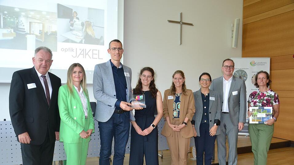 Simon Jäkel (3. v. l.) nahm für sein Optik-Unternehmen einen von vier Preisen entgegen. Simon Jäkel (3. v. l.) nahm für sein Optik-Unternehmen einen von vier Preisen entgegen.