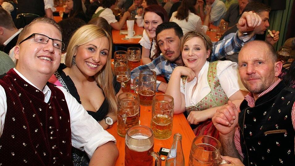 Die Fr&uuml;hjahrsdult 2017 in Landshut neigt sich dem Ende entgegen. Grund genug, noch einmal richtig in den Bierzelten zu feiern - abgerundet vom traditionellen Feuerwerk.