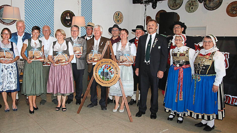 Die Siegerehrung nahm Sch&uuml;tzenmeister Arthur Wintermeier (4.v.r.) mit Sportleiter Albert Eckl (7.v.r.) und Oberb&uuml;rgermeister Markus Pannermayr (l.) vor.