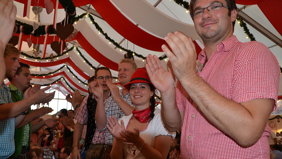 Es herrschte eine gute Atmosphäre im Zelt 7 beim Auftritt der Kapelle Josef Menzl. (Foto: Fabian Roßmann) Es herrschte eine gute Atmosphäre im Zelt 7 beim Auftritt der Kapelle Josef Menzl. (Foto: Fabian Roßmann)