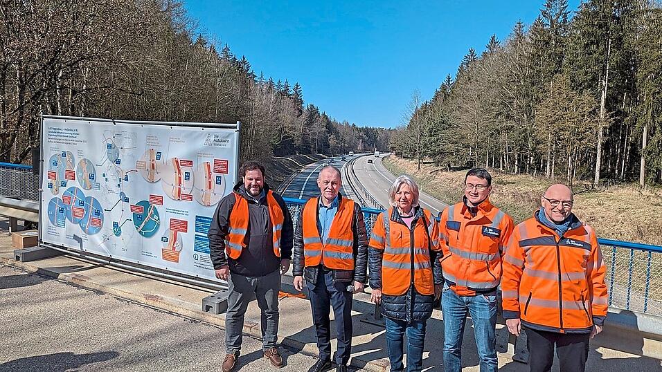 Bei der Pressekonferenz &uuml;ber der A93: Die Verantwortlichen der Autobahn GmbH und die B&uuml;rgermeister der am meisten betroffenen Gemeinden Pentling und Bad Abbach.