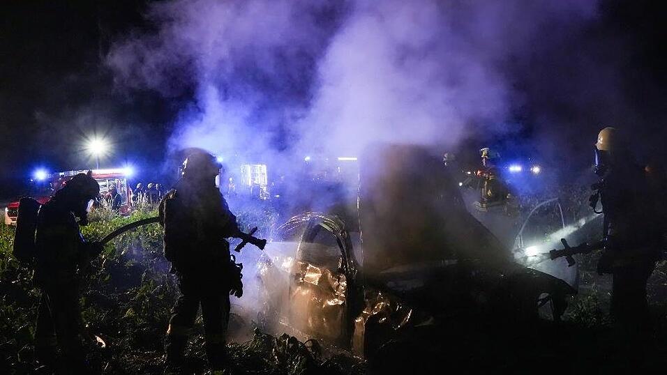 Das Auto fing nach dem Unfall Feuer. 