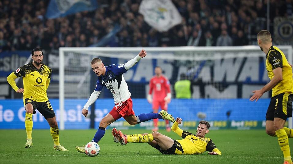 Hamburgs Miro Muheim gewinnt den Zweikampf gegen den Dortmunder Pascal Groß. Hamburgs Miro Muheim gewinnt den Zweikampf gegen den Dortmunder Pascal Groß.