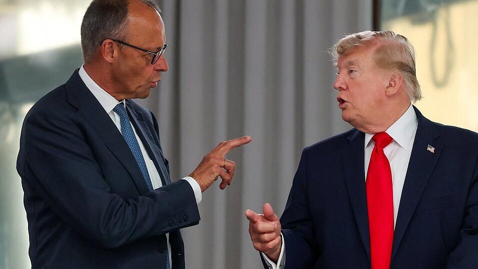 US-Präsident Donald Trump (r.) unterhält sich mit Bundeskanzler Friedrich Merz (CDU). US-Präsident Donald Trump (r.) unterhält sich mit Bundeskanzler Friedrich Merz (CDU).