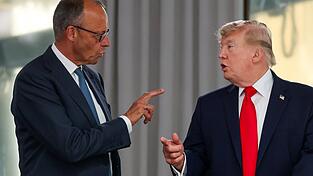 US-Präsident Donald Trump (r.) unterhält sich mit Bundeskanzler Friedrich Merz (CDU). US-Präsident Donald Trump (r.) unterhält sich mit Bundeskanzler Friedrich Merz (CDU).