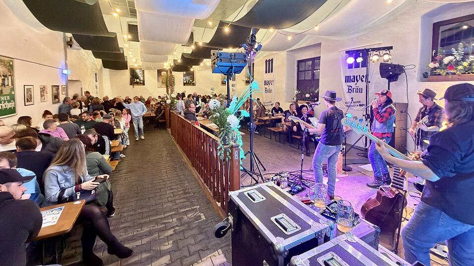 Die Brauereihalle und das Gewölbe des Mayer-Bräu waren proppenvoll. Dort war „Nääshville“ mit einer Mischung aus Country und Rock zu erleben. Die Brauereihalle und das Gewölbe des Mayer-Bräu waren proppenvoll. Dort war „Nääshville“ mit einer Mischung aus Country und Rock zu erleben.