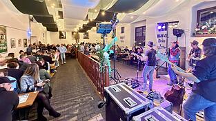 Die Brauereihalle und das Gewölbe des Mayer-Bräu waren proppenvoll. Dort war „Nääshville“ mit einer Mischung aus Country und Rock zu erleben. Die Brauereihalle und das Gewölbe des Mayer-Bräu waren proppenvoll. Dort war „Nääshville“ mit einer Mischung aus Country und Rock zu erleben.