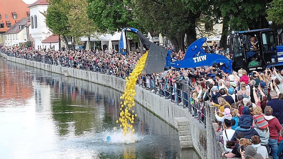 Exakt um 14.05 Uhr wurden die 6000 Enten auf die kurze Reise geschickt.