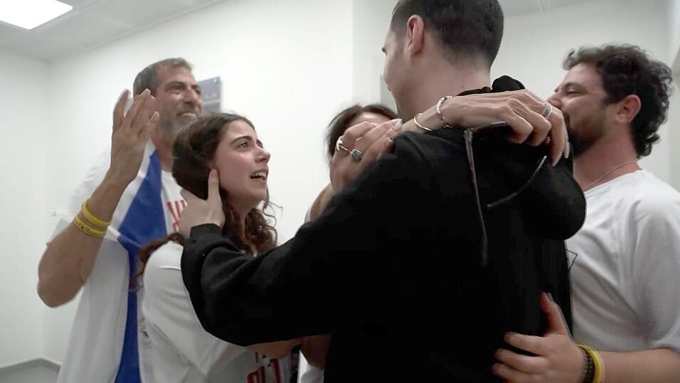 Videos der israelischen Armee zeigen emotionale Szenen nach der Rückkehr der Geiseln.