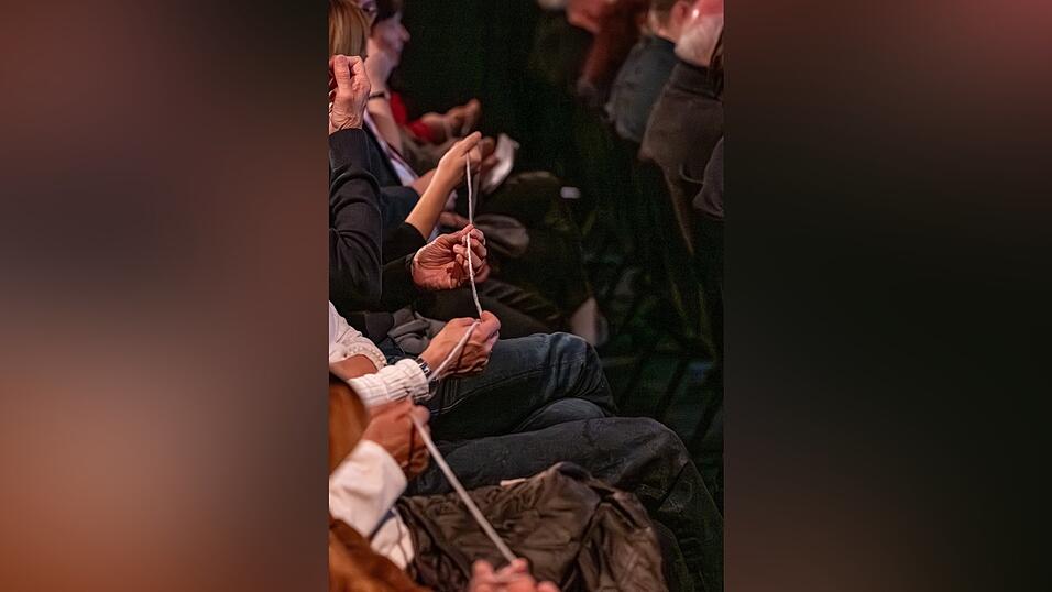 Der Erinnerungsfaden spannte ein Netz durch das ganze Publikum. Der Erinnerungsfaden spannte ein Netz durch das ganze Publikum.