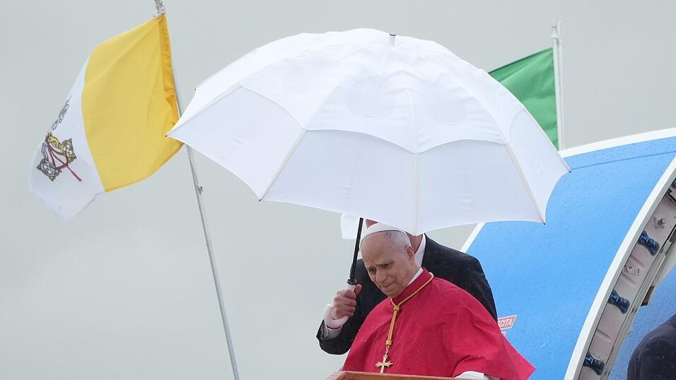 Zum Auftakt einer Afrika-Reise wurde Papst Leo XIV. von Kritik aus dem Weißen Haus überrascht. Zum Auftakt einer Afrika-Reise wurde Papst Leo XIV. von Kritik aus dem Weißen Haus überrascht.