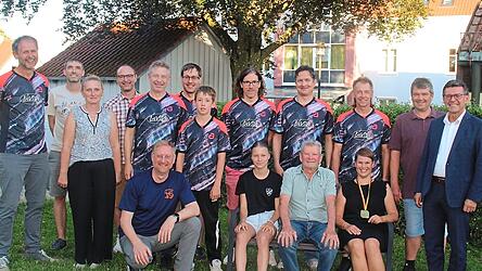 Die geehrten Sportler und Verantwortliche des SV G&uuml;ndlkofens anl&auml;sslich des Rathausempfangs in Bruckberg.
