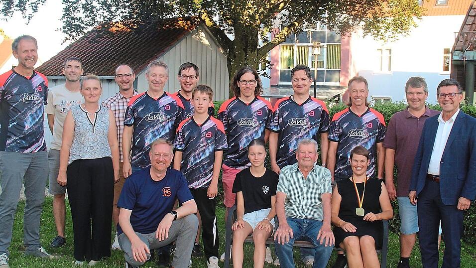 Die geehrten Sportler und Verantwortliche des SV G&uuml;ndlkofens anl&auml;sslich des Rathausempfangs in Bruckberg.