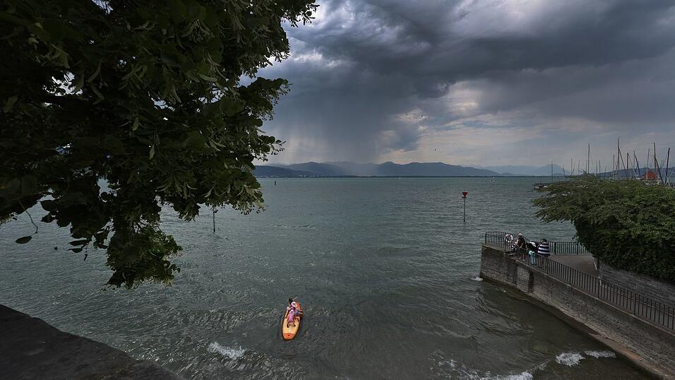 Bei stürmischem Wetter waren die ersten Menschen bereits von dem Floß ins Wasser gefallen. (Symbolbild) Bei stürmischem Wetter waren die ersten Menschen bereits von dem Floß ins Wasser gefallen. (Symbolbild)