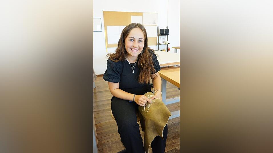 Magdalena Bonholzer lernt das Säcklerhandwerk von der Pike auf und weiß um die Details, die eine exklusive Lederhose ausmachen. Magdalena Bonholzer lernt das Säcklerhandwerk von der Pike auf und weiß um die Details, die eine exklusive Lederhose ausmachen.