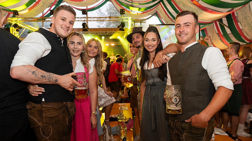 Die Partybilder vom Montag, 19. August, aus dem Festzelt Weckmann. Die Partybilder vom Montag, 19. August, aus dem Festzelt Weckmann.