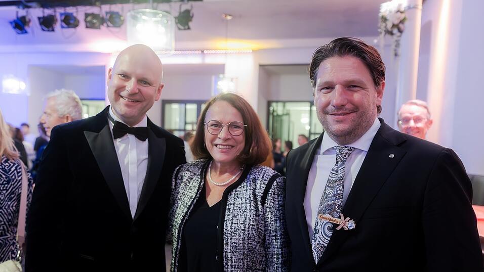 Intendant Sebastian Ritschel (von links) mit OB und Verwaltungsratsvorsitzende am Theater, Gertrud Maltz-Schwarzfischer, und dem Kaufmännischen Direktor Matthias Schloderer beim Festakt „Auf dem Weg zum Staatstheater“am vergangenen Samstag. Intendant Sebastian Ritschel (von links) mit OB und Verwaltungsratsvorsitzende am Theater, Gertrud Maltz-Schwarzfischer, und dem Kaufmännischen Direktor Matthias Schloderer beim Festakt „Auf dem Weg zum Staatstheater“am vergangenen Samstag.