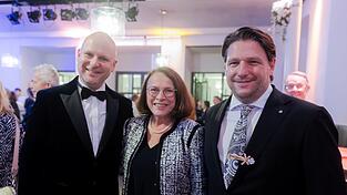 Intendant Sebastian Ritschel (von links) mit OB und Verwaltungsratsvorsitzende am Theater, Gertrud Maltz-Schwarzfischer, und dem Kaufmännischen Direktor Matthias Schloderer beim Festakt „Auf dem Weg zum Staatstheater“am vergangenen Samstag.