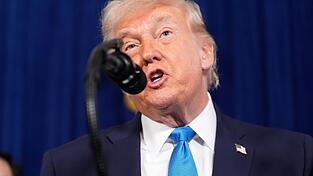 Trump sagt, die USA würden Venezuela so lange führen, bis ein sicherer Machtwechsel stattfinden könne. Trump sagt, die USA würden Venezuela so lange führen, bis ein sicherer Machtwechsel stattfinden könne.