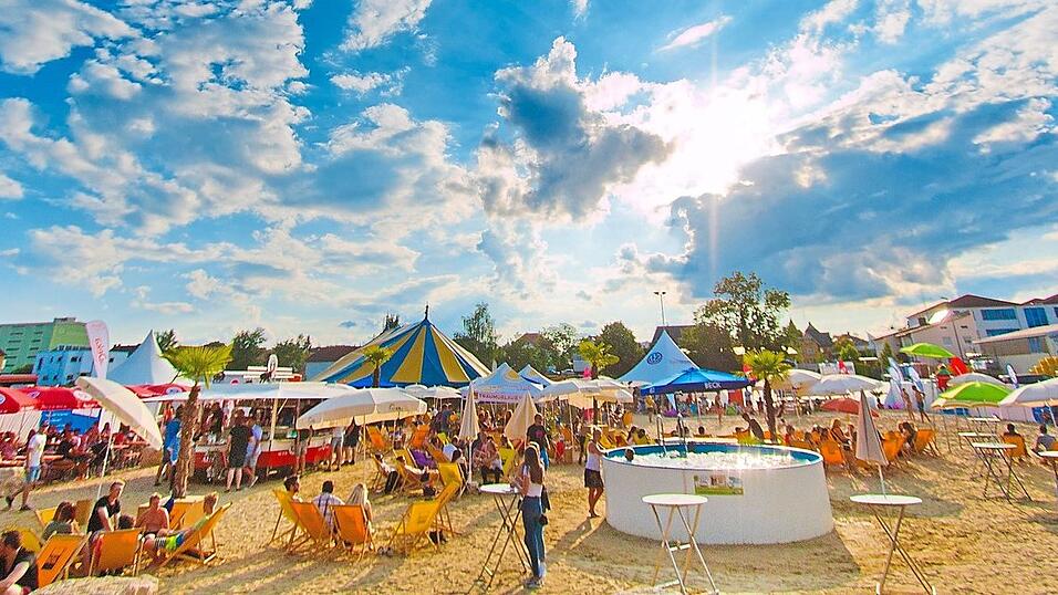 500 Tonnen Sand direkt an der Abens sorgen heuer beim 10. Stadtstrand vom 6. Juni bis 10. Juni wieder für Strandatmosphäre mitten im Herzen der Hallertau. 500 Tonnen Sand direkt an der Abens sorgen heuer beim 10. Stadtstrand vom 6. Juni bis 10. Juni wieder für Strandatmosphäre mitten im Herzen der Hallertau.