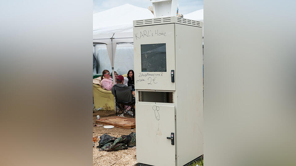 Auch am Samstag sind die Besucher auf dem Pfingst-Open-Air gut drauf. (Foto: Susanne Raith) Auch am Samstag sind die Besucher auf dem Pfingst-Open-Air gut drauf. (Foto: Susanne Raith)