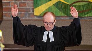 Vikar Tim Trabe leitete den Familiengottesdienst, mit dem am Sonntag des toten Fabian aus Güstrow gedacht wurde.