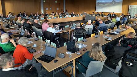 Die Sonne ging unter, Schatten und Tagesordnung wurden gef&uuml;hlt immer l&auml;nger. Nicht alle Kreisr&auml;te hielten die &uuml;ber vier Stunden dauernde, von engagierten Debatten gepr&auml;gte Sitzung bis zum Schluss durch.