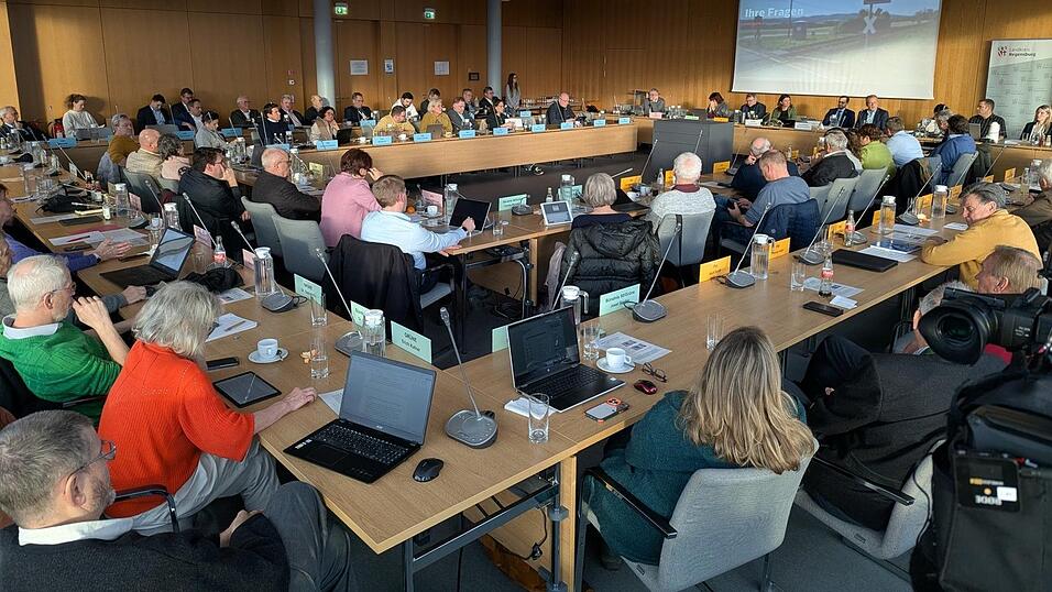 Die Sonne ging unter, Schatten und Tagesordnung wurden gefühlt immer länger. Nicht alle Kreisräte hielten die über vier Stunden dauernde, von engagierten Debatten geprägte Sitzung bis zum Schluss durch. Die Sonne ging unter, Schatten und Tagesordnung wurden gefühlt immer länger. Nicht alle Kreisräte hielten die über vier Stunden dauernde, von engagierten Debatten geprägte Sitzung bis zum Schluss durch.