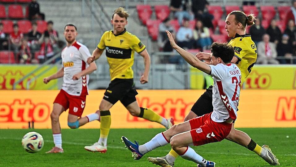 Kaum zu stoppen f&uuml;r den SSV Jahn Regensburg um Nicolas Oliveira war Aachens St&uuml;rmer Lars Gindorf - hier beim Treffer zum 1:1.