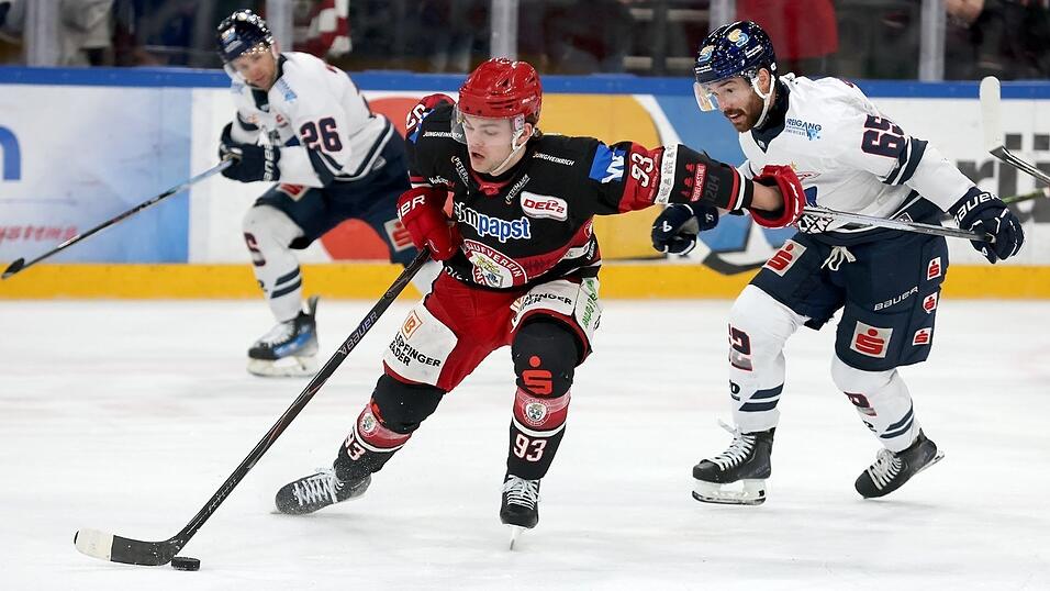 Oliver Stümpel (am Puck) greift auch in der Saison 2026/27 weiter für den EVL an. Oliver Stümpel (am Puck) greift auch in der Saison 2026/27 weiter für den EVL an.