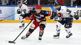 Oliver St&uuml;mpel (am Puck) greift auch in der Saison 2026/27 weiter f&uuml;r den EVL an.
