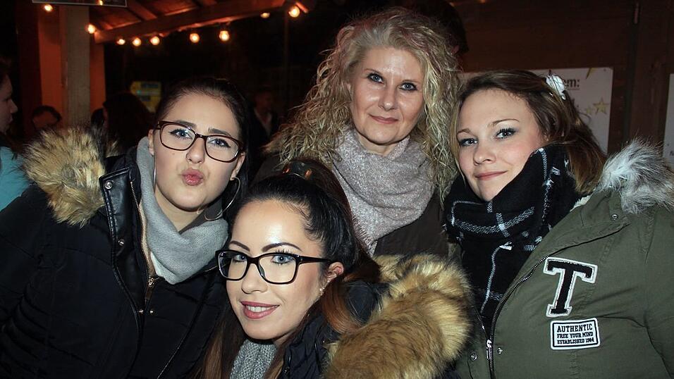 Seit einigen Jahren gehört auch die Weihnachtspyramide am Bischof-Sailer-Platz zur festen Institution zur Weihnachtszeit in Landshut, und ist vor allem bei der jüngeren Generation sehr beliebt. Seit einigen Jahren gehört auch die Weihnachtspyramide am Bischof-Sailer-Platz zur festen Institution zur Weihnachtszeit in Landshut, und ist vor allem bei der jüngeren Generation sehr beliebt.