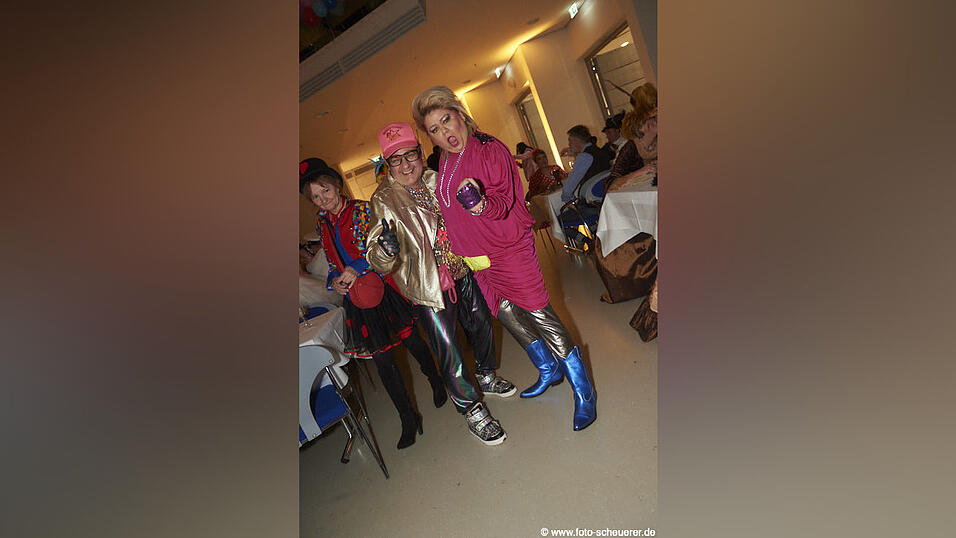 Die Narren waren bester Stimmung und hatten sich allesamt kreative Kostüme ausgesucht. Die Narren waren bester Stimmung und hatten sich allesamt kreative Kostüme ausgesucht.