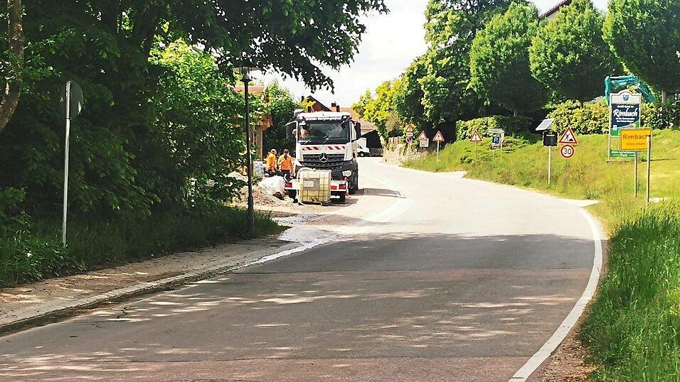 Die Ortsdurchfahrt Rimbach wird saniert. Bürgermeister Niedermayer und Firma Rädlinger bitten um Verständnis für die nicht vermeidbaren Beeinträchtigungen während der Maßnahme. Die Ortsdurchfahrt Rimbach wird saniert. Bürgermeister Niedermayer und Firma Rädlinger bitten um Verständnis für die nicht vermeidbaren Beeinträchtigungen während der Maßnahme.